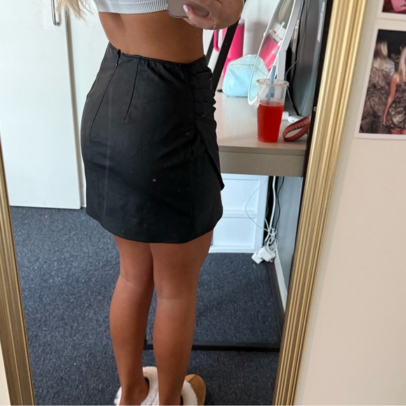 black mini skirt - Picture 3 of 4